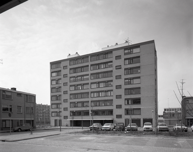 805536 Gezicht op het flatgebouw met de woningen De Vooysplantsoen 14-41 te Utrecht.